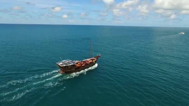 태양열 전지를 장착 한 보트가 푸른 바다를 항해하고 있습니다. 공중. — 비디오