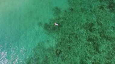 Hava Görüntüsü: Beyaz Elbiseli Kadın Denizde Yüzüyor