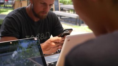 Çalışma Kafesi 'nde dizüstü bilgisayarlı cep telefonu kullanan arkadaş grubu