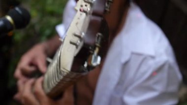 Man Singer Sitar Closeup Çalıyor