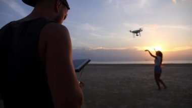 Sunset Beach 'te Uzaktan Kumandalı Uçan Drone' lu Adam