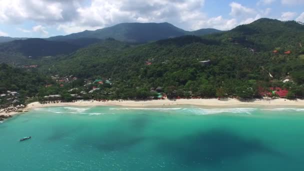 Luchtfoto van eiland met paradijselijk strand. 4k. — Stockvideo