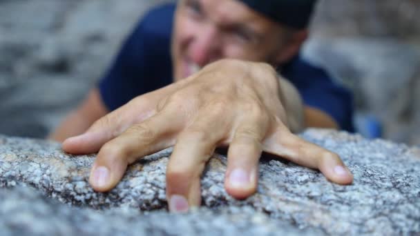 Ο αθλητικός τύπος σκαρφαλώνει σε απόκρημνο βράχο με σκληρή προσπάθεια — Αρχείο Βίντεο
