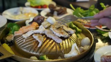 Asya Restoranında Tavada Kızarmış Çiğ Et Pişiriyorum. Asya 'da Sokak Yemekleri