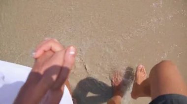 Plajda yürüyen bir çift. Balayında Aşıkların Yalınayak Bacakları