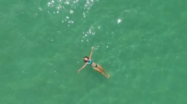 Hava: Turkuaz Denizi 'nde Yüzen Genç Kadın.