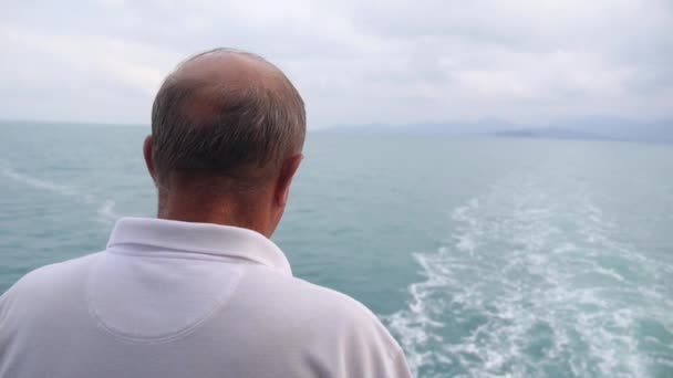 Trauriger Rentner blickt aufs Meer, das im Schiff segelt — Stockvideo