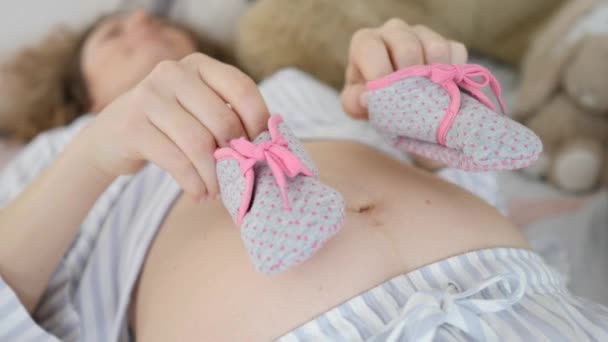 Gravid mor väntar en liten flicka — Stockvideo