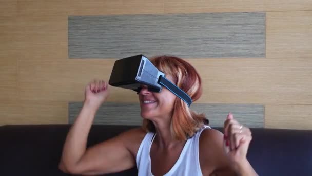Mujer mayor en gafas VR — Vídeos de Stock
