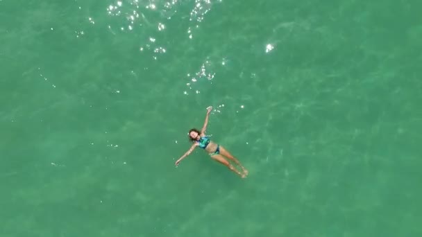 공중: 청록색 바다에서 수영하는 젊은 여자. — 비디오
