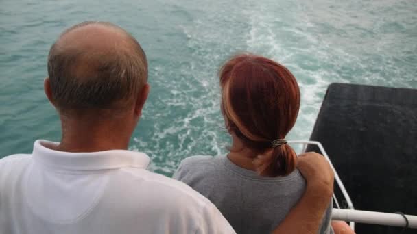 Vanhempi pari lomalla purjehdus merellä risteilyaluksella — kuvapankkivideo