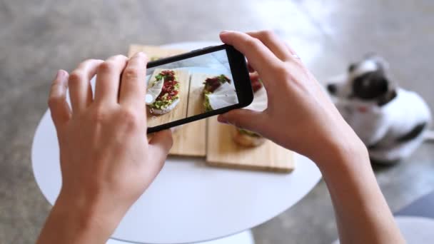 Manos femeninas con teléfono móvil tomando foto de la comida . — Vídeo de stock