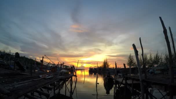 Pôr do sol sobre o mar no cais com barcos tailandeses — Vídeo de Stock