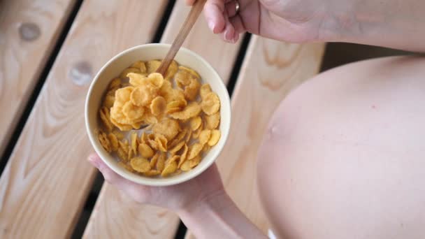 Vista superior de la mujer embarazada comiendo cereales para el desayuno . — Vídeos de Stock