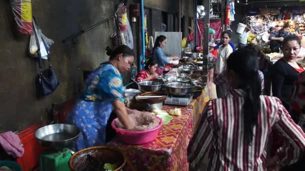 Lokal asiatisk marknad med gatuförsäljare. — Stockvideo