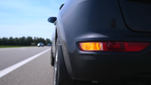 Auto mit roter Warnblinkanlage steht auf der Straße — Stockvideo