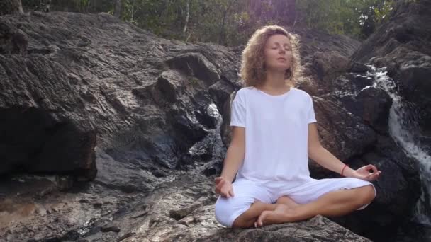 Giovane ragazza che medita in montagna — Video Stock