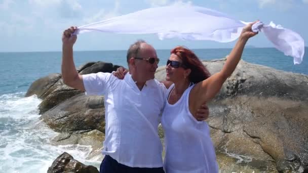 Couple d'âge moyen en vêtements blancs à la plage pendant les vacances — Video