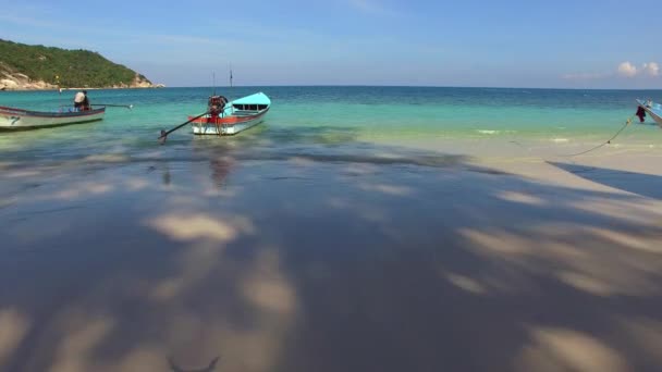 Luftaufnahme des Sandstrandes mit thailändischen Booten — Stockvideo