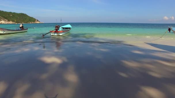 Vue Aérienne De La Plage De Sandy Avec Des Bateaux Thaïlandais — Video