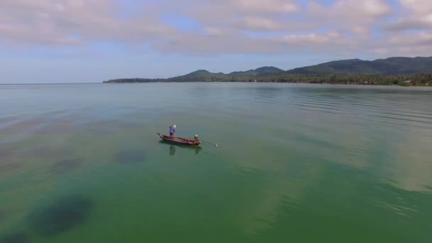 Lotnictwo: Łódka rybacka w pobliżu Tropical Island — Wideo stockowe