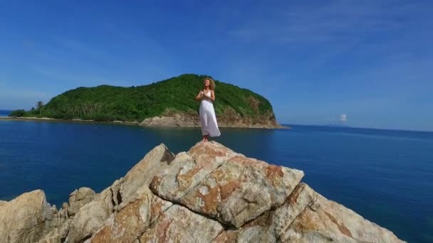 Yogakvinne i hvit kjole på Mountain Peak. Luftfartøy . – stockvideo