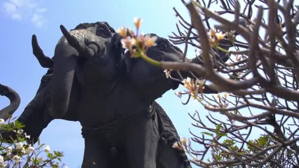 위에 거대 한 코끼리가 있는 방콕의에 라완 박물관. — 비디오