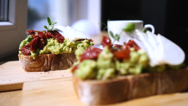 Avokádový toast se sušenými rajčaty. Zdravá Veganská strava. — Stock video