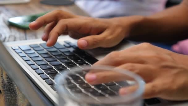 Dedos femeninos escribiendo en el teclado del ordenador portátil de cerca . — Vídeos de Stock