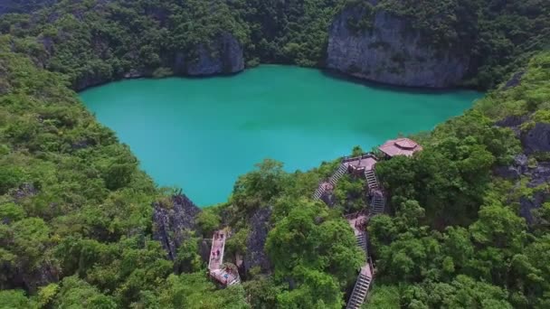 Tropikal Ada 'daki Turkuaz Gölü' nün havadan görünüşü. 4k. — Stok video