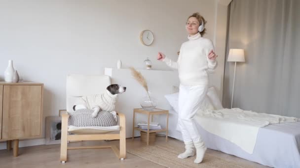 Glad dansande gravid kvinna hemma. — Stockvideo