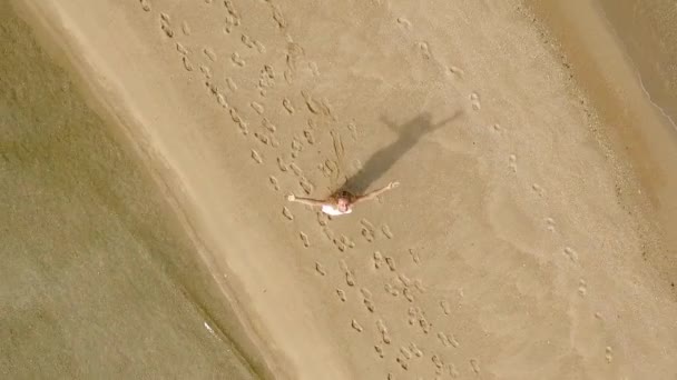 Havadan Bakış: Güzel Sarışın Kadın Sandy Beach 'in tadını çıkarıyor — Stok video