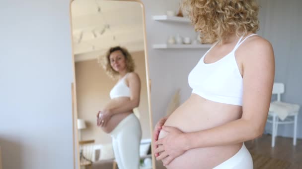 těhotenství, mateřství, lidé a očekávání koncept - šťastné těhotné ženy chtějí doma zrcadlo