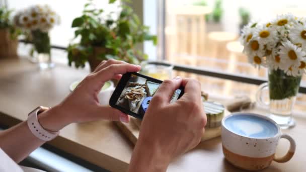 Žena Ruce Fotografování dezertů a Blue Matcha Latte pomocí Smartphone. — Stock video