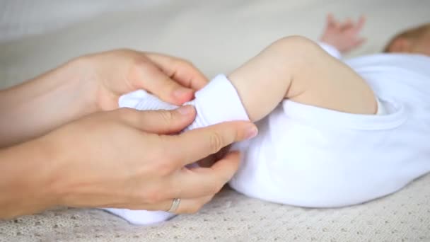 Moederhanden die pasgeboren baby voeten vasthouden. Sluitingsdatum. — Stockvideo
