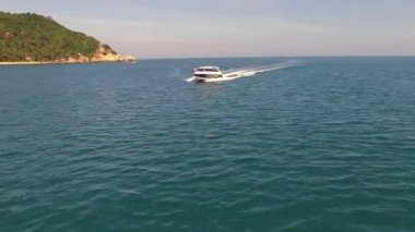 Hava: Tropikal Denizde Yelkenli Yat