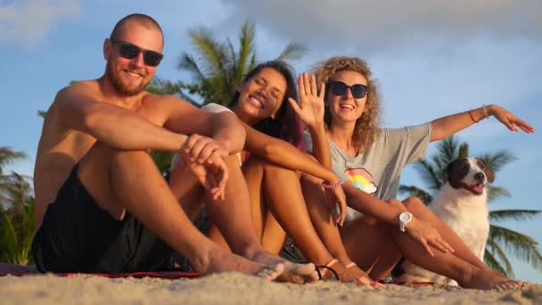 Glückliche Freunde, die Spaß am Sonnenuntergang am Strand haben — Stockvideo