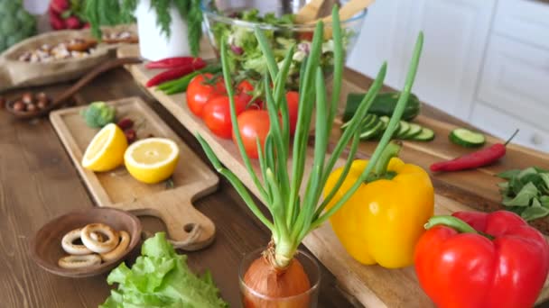 Hälsosam mat. Rena färska grönsaker på träbord. — Stockvideo