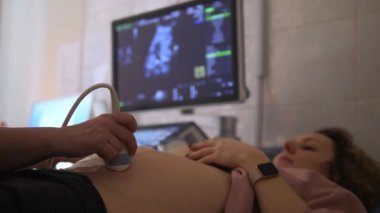 Profesyonel ultrason tarafından doktor hamile kadın ile taranması.