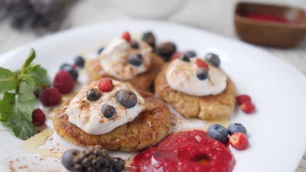 Vegan Breakfast - Tofurniki - Russian Cheesecakes With Sour Cream And Berries. — Stock Video