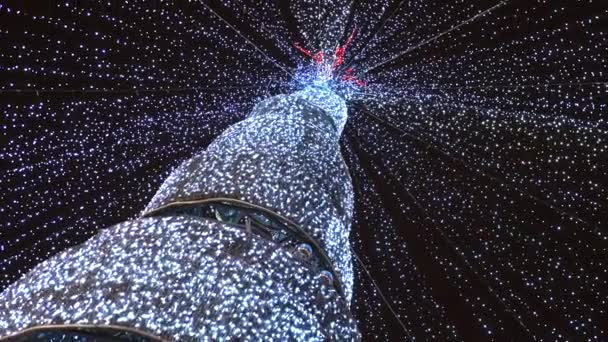 Árbol de Navidad moderno iluminado por la noche en el centro de la ciudad — Vídeos de Stock