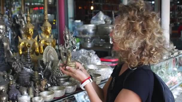 Compras turísticas femeninas para recuerdos en el mercado callejero asiático — Vídeos de Stock