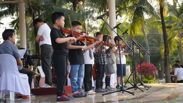 Niños asiáticos tocando el violín en el escenario. Bangkok, 11 de abril de 2017 . — Vídeos de Stock