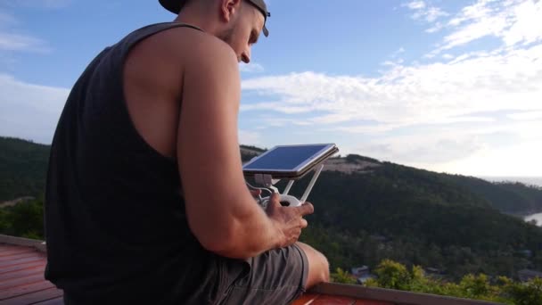 Man Operating Drone con mando a distancia al aire libre — Vídeos de Stock