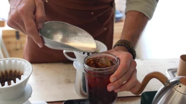 Αρσενικό Barista κάνοντας κρύο καφέ Brew με φίλτρο — Αρχείο Βίντεο