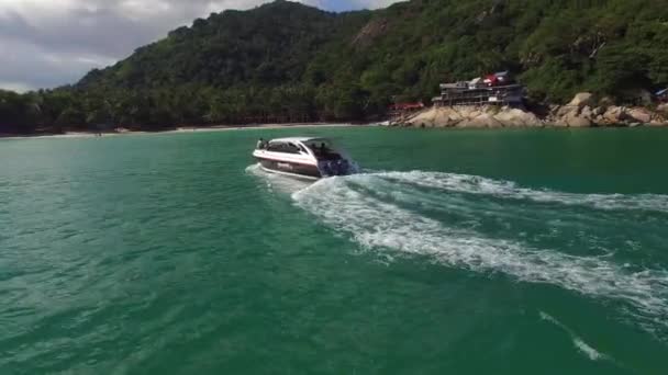 바다에서 관광객들 이배를 타고 노는 모습 — 비디오