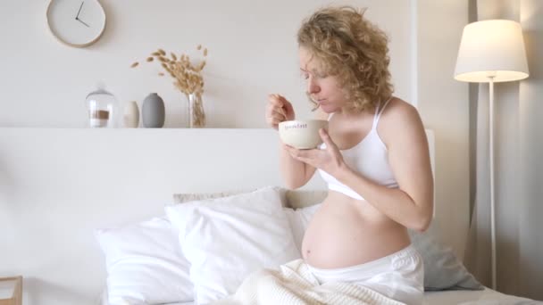 Hungrige Schwangere beim Frühstück. Heißhunger auf Schwangerschaft. — Stockvideo