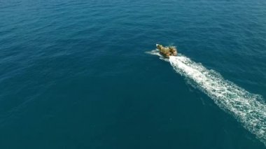 Aerial Top View: Tayland 'da balıkçı teknesi olan bir deniz manzarası