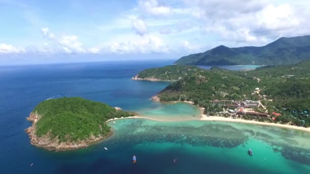 Vista aérea superior da ilha tropical na Tailândia — Vídeo de Stock