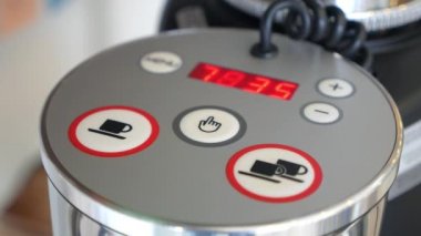 Kahve makinesindeki Kontrol Düğmeleri Kapat